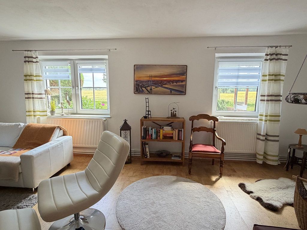 Wohnzimmer mit Blick ins Grüne
