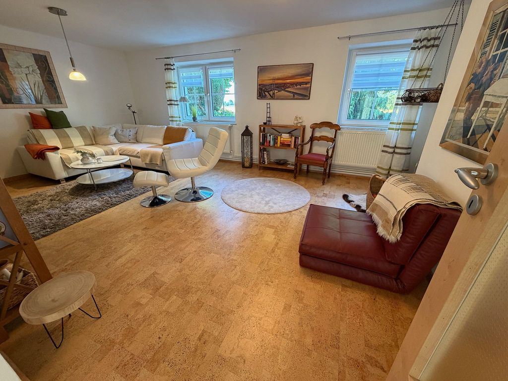 Wohnzimmer mit gemütlicher Couch (Schlafcouch für 3.Person)