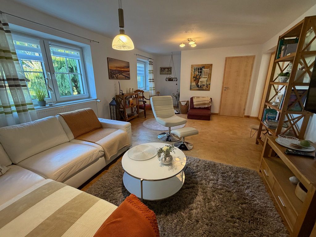 Wohnzimmer mit gemütlicher Couch (Schlafcouch für 3.Person)