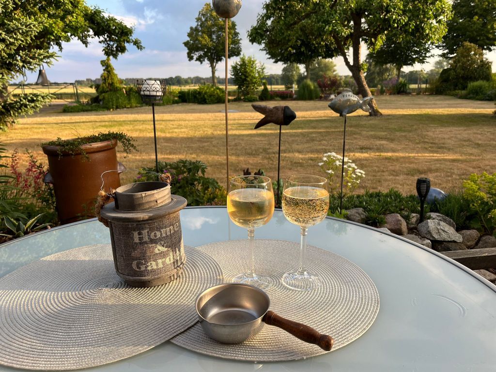 Blick aufs Feld und Weidendom. Hier könnte Ihr Urlaubsabend ausklingen.