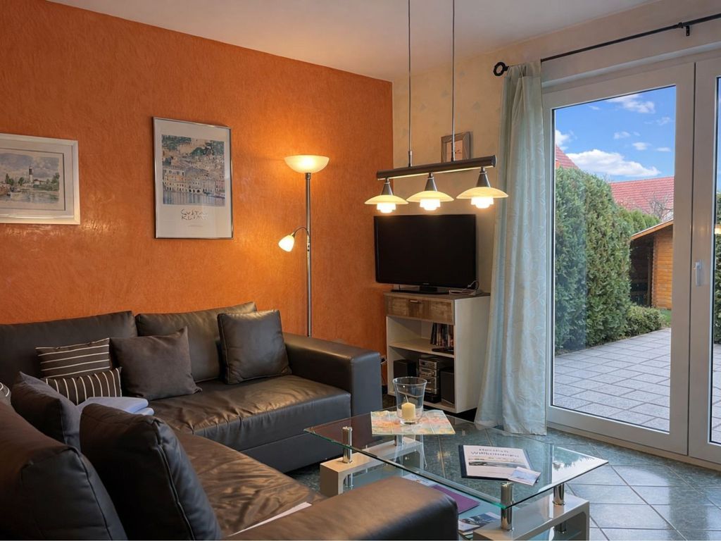 Helles Wohnzimmer mit Gartenblick