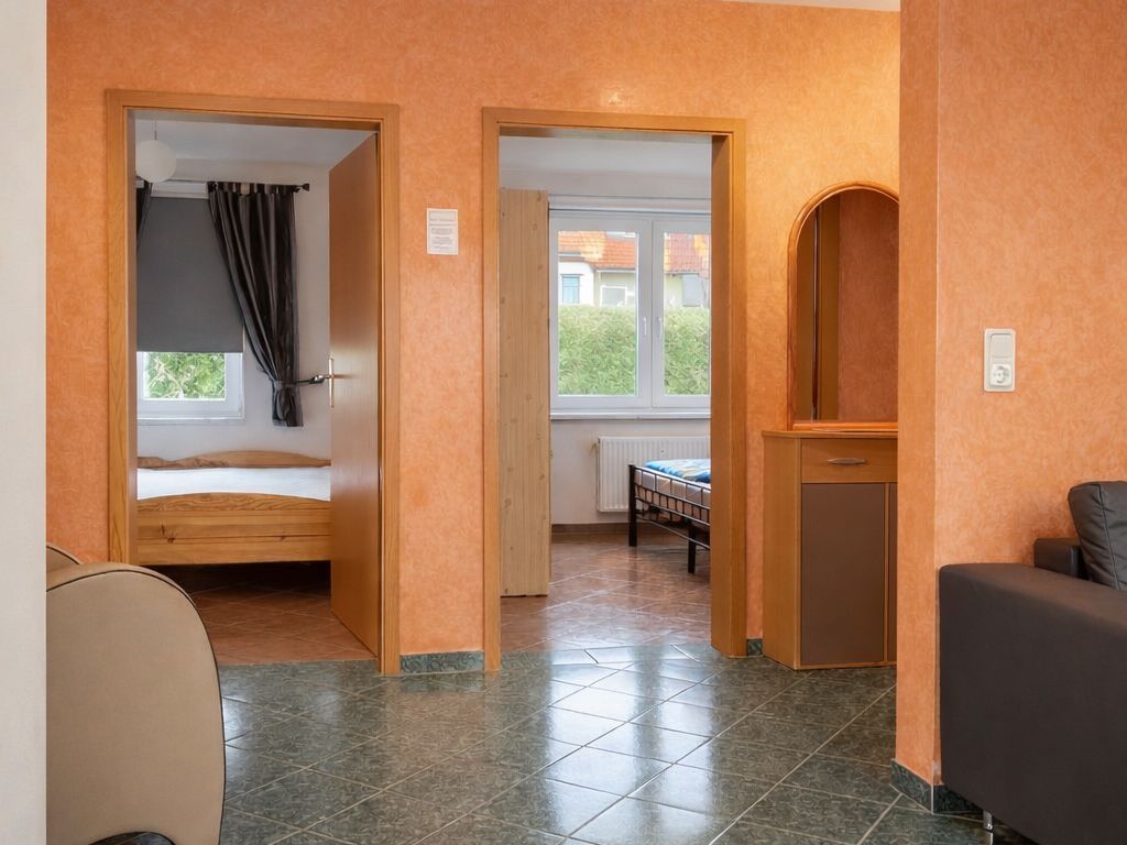Wohnbereich mit Blick in die Schlafzimmer