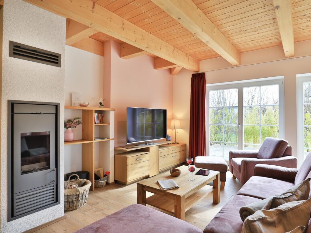 Ostseehaus Ulrich - Blick auf den gemütlichen Wohnbereich mit Kaminofen