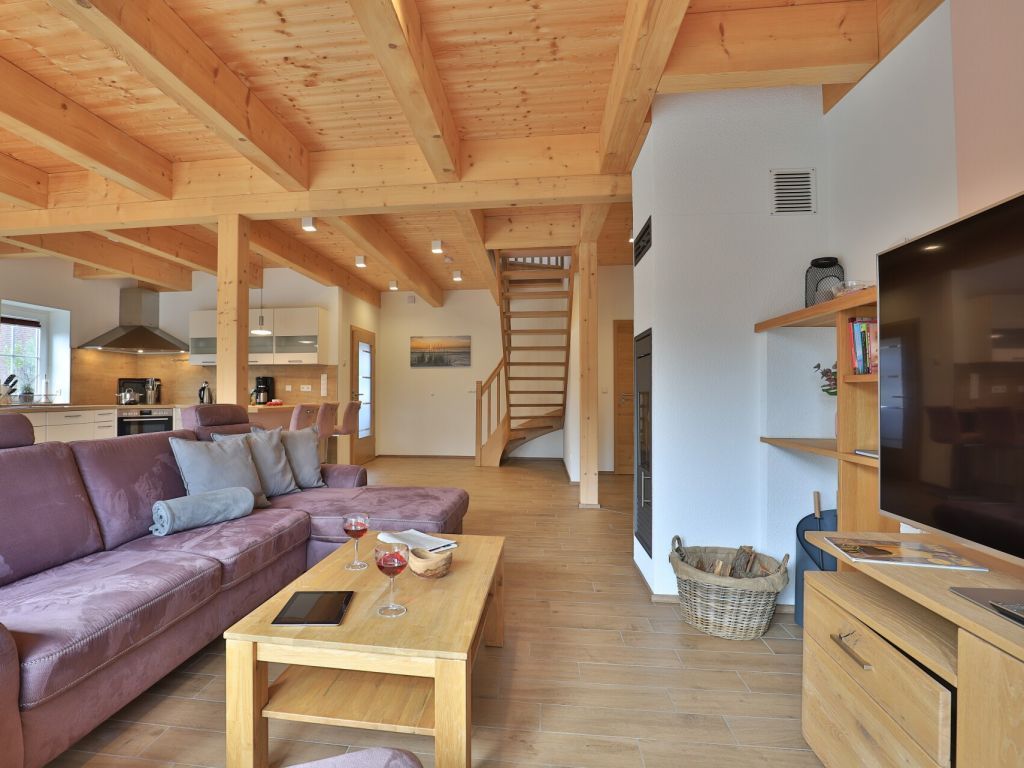 Ostseehaus Ulrich - Blick auf den gemütlichen Wohnbereich mit Kaminofen