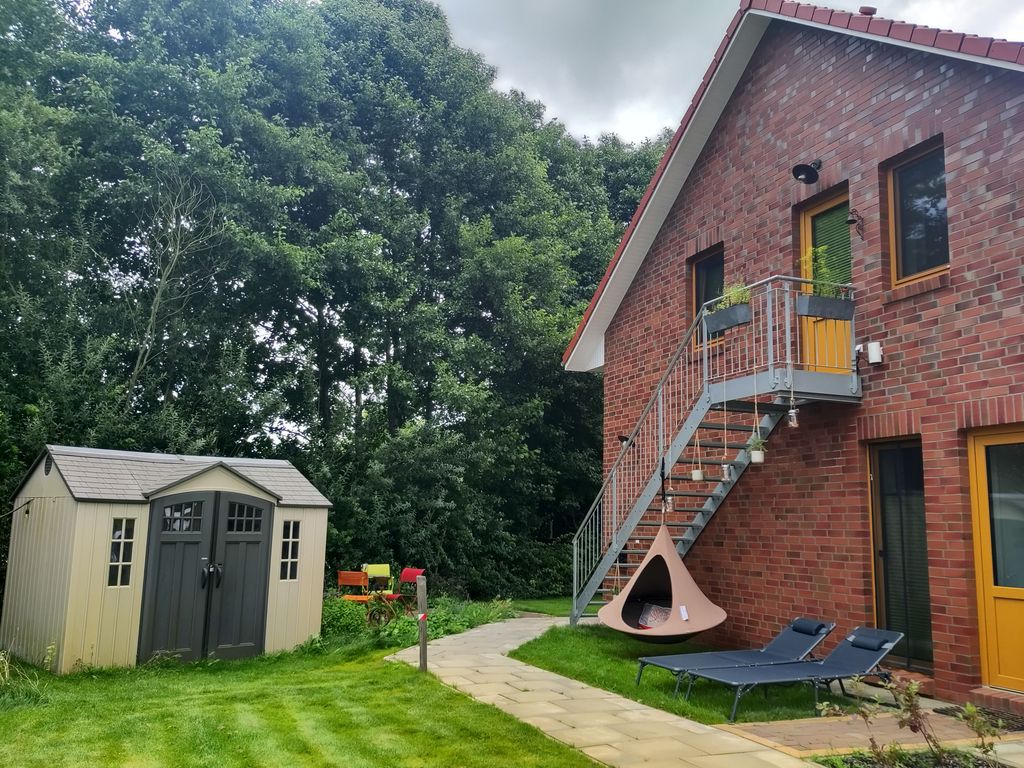 Ferienwohnung mit Gartenhäuschen/Fahrradschuppen, Sonnenliegen, Terrasse,...