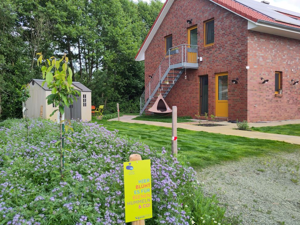 Ferienwohnung Außenansicht + Parkplatt+Terrasse + Gartenhüschen/Schuppen