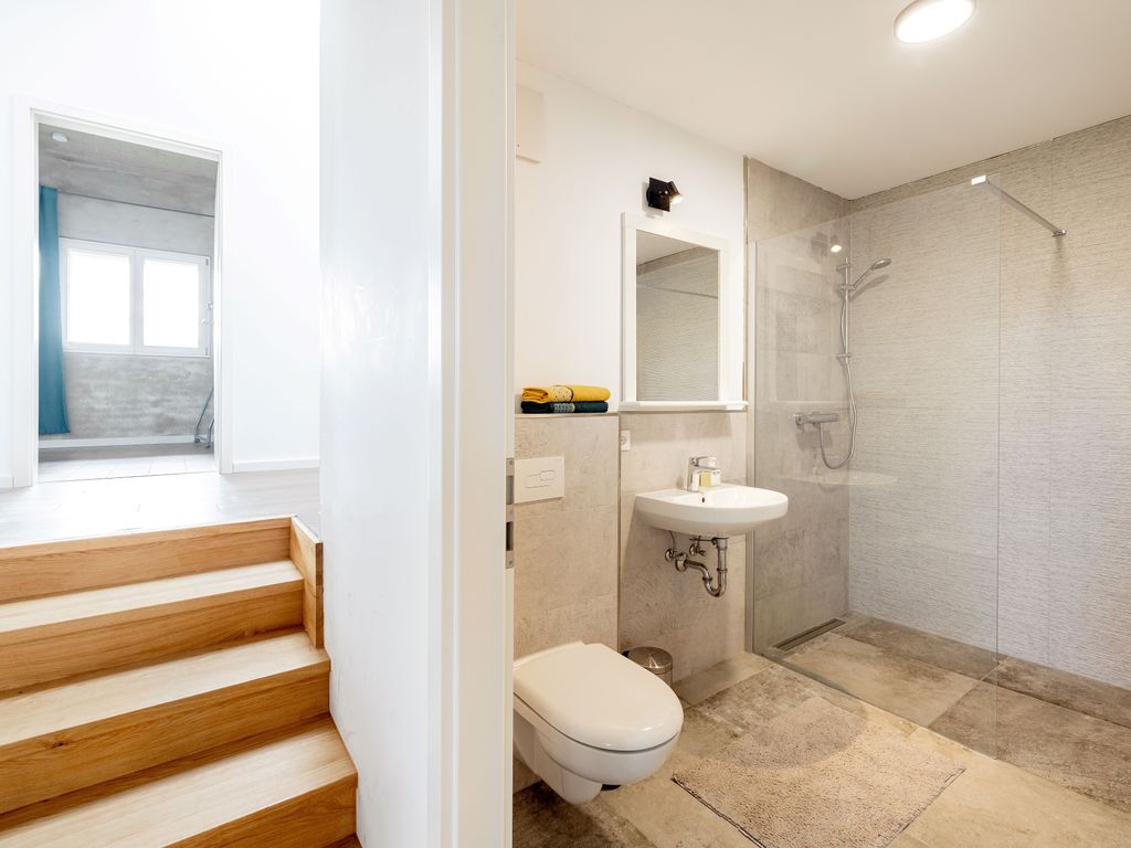 Bad mit Dusche und Aufgang zu Schlafzimmer 3 und 4