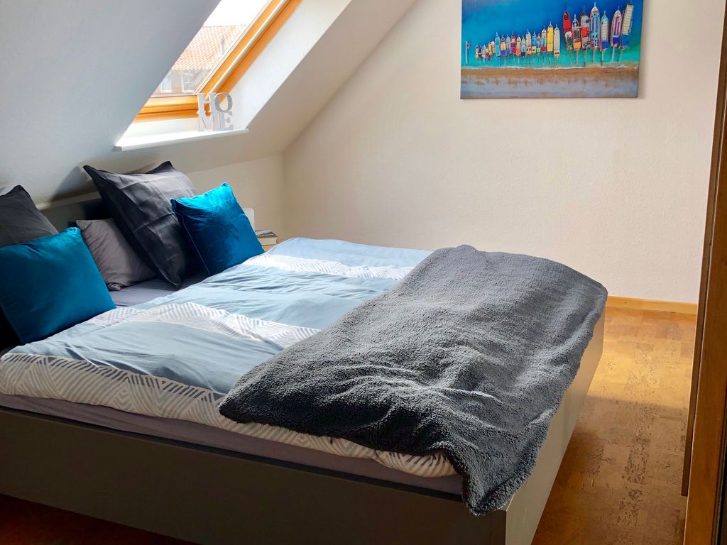 Schlafzimmer 1 im OG mit Doppelbett und großem Kleiderschrank