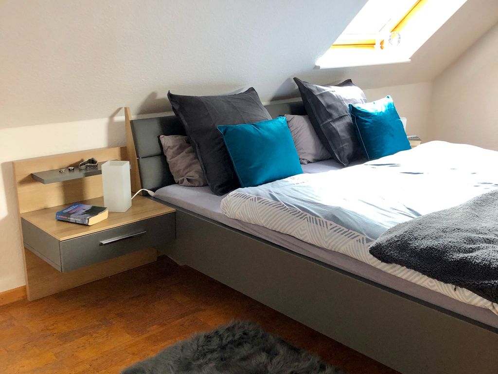 Schlafzimmer 1 im OG mit Doppelbett und großem Kleiderschrank