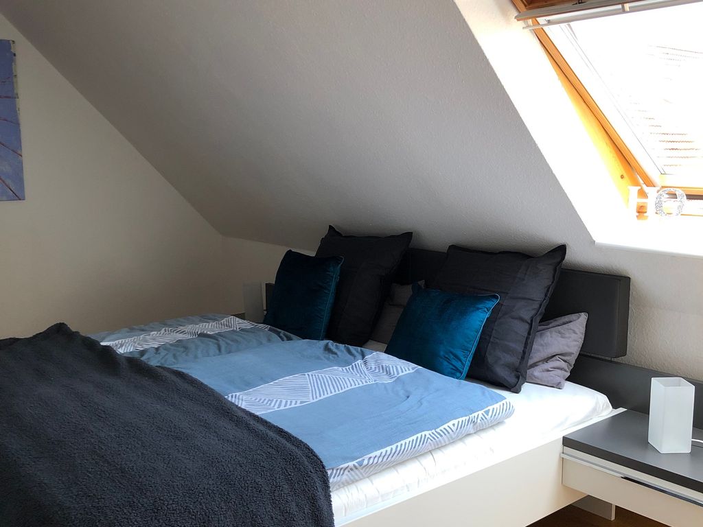 Schlafzimmer 2 im OG mit Doppelbett und großen Kleiderschrank