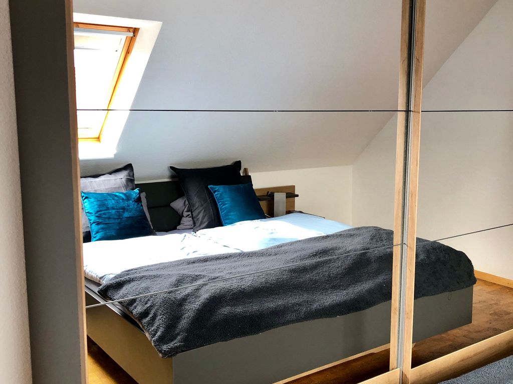 Schlafzimmer 1 im OG mit Doppelbett und großem Kleiderschrank