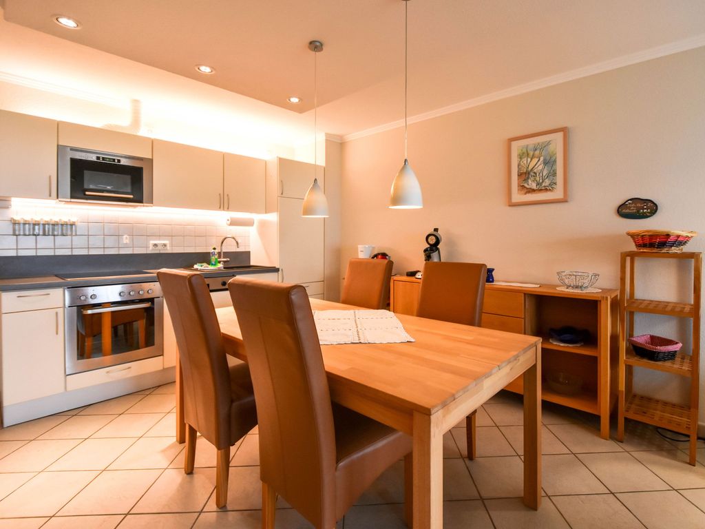 Ferienwohnung 26 im Seeschloss Binz - offene Küche mit Esstisch