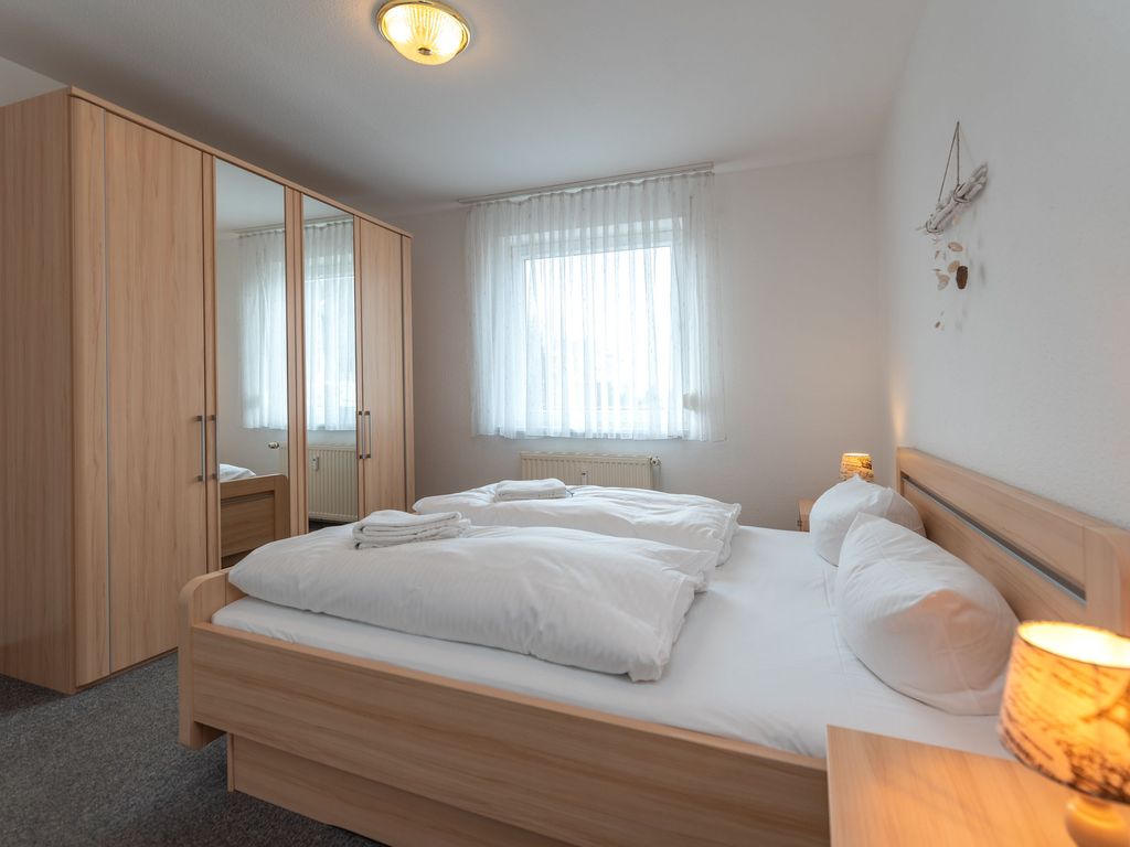 Schlafzimmer 1 mit Doppelbett und Kleiderschrank