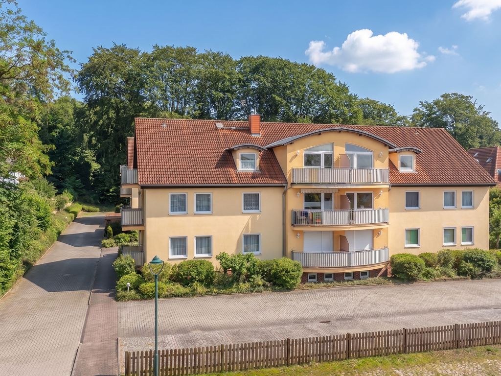 Aussenansicht und Parkplätze
