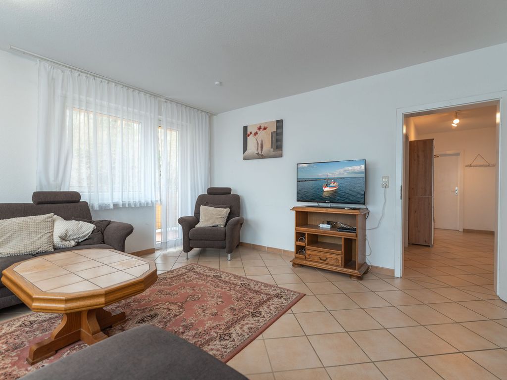 Wohnzimmer mit Sitzecke und Zugang Balkon