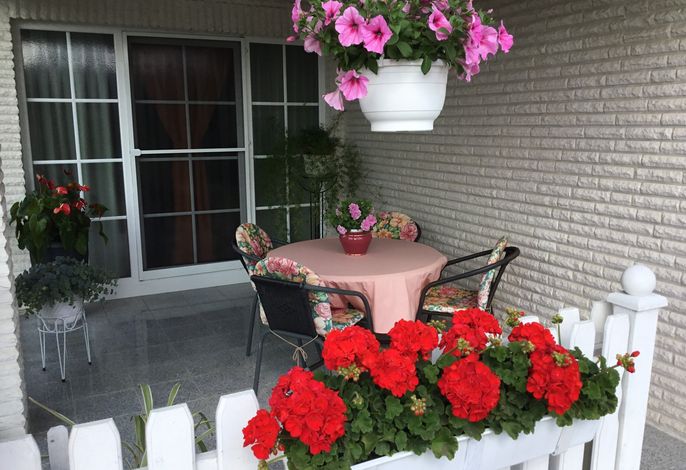 Überdachte Terrasse am Haus
