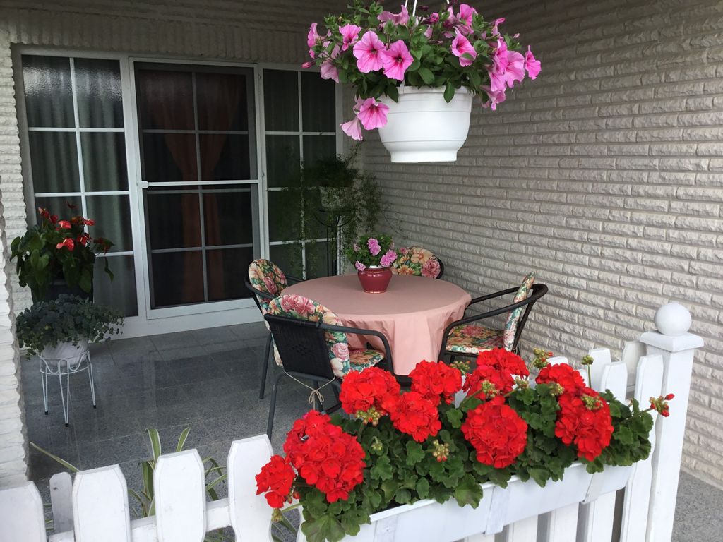 Überdachte Terrasse am Haus