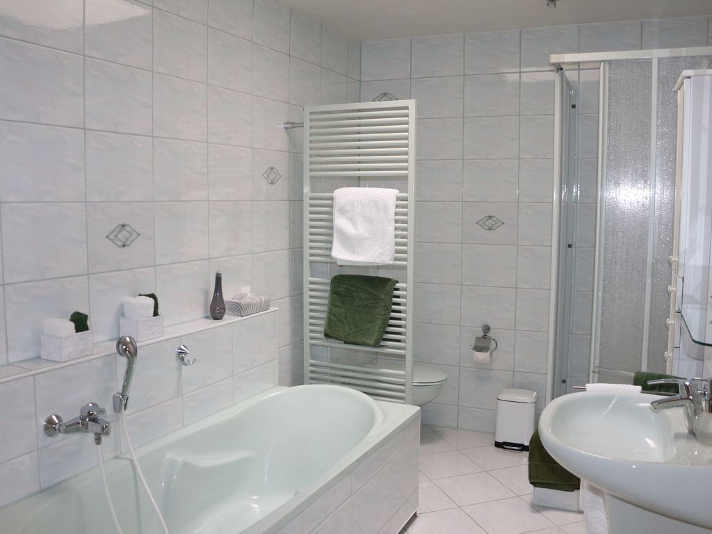 Bad mit Dusche und Badewanne