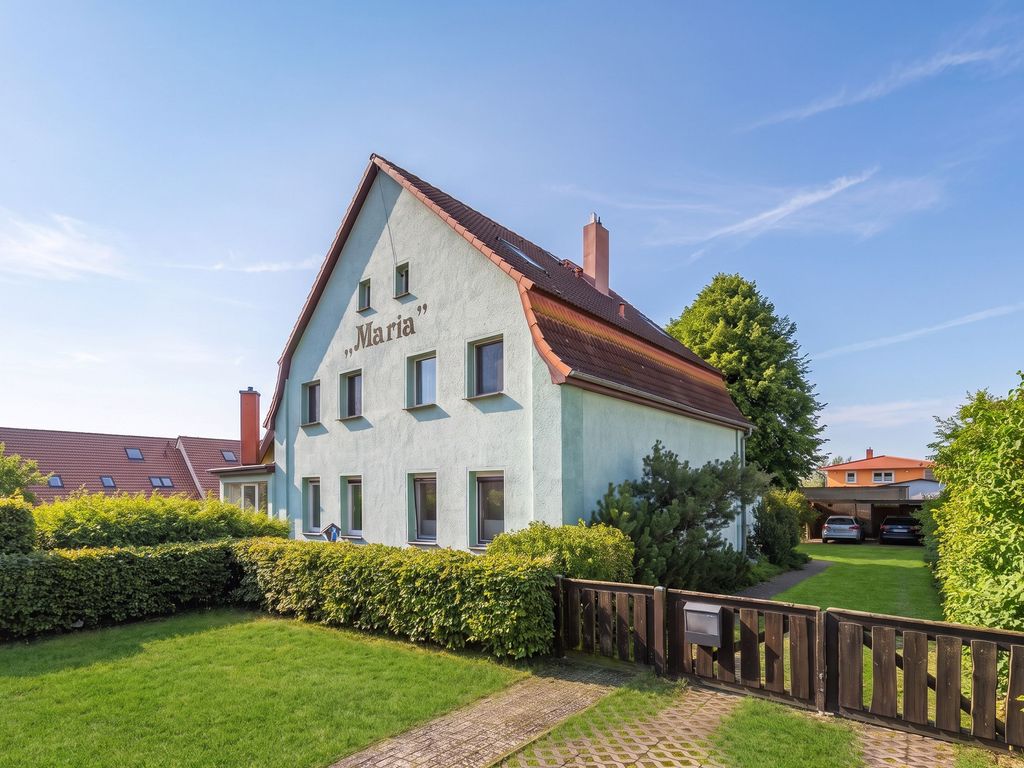 Aussenansicht und Parkplätze