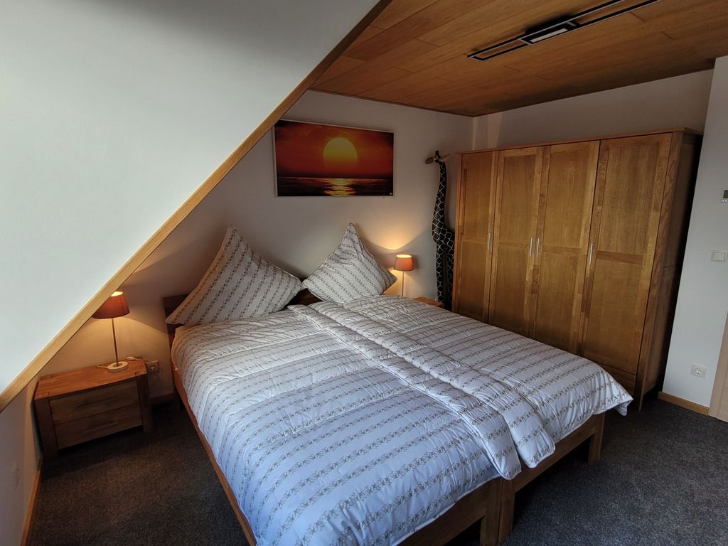 Schlafzimmer mit 2 einzelnen Betten