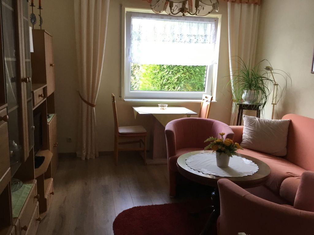 Wohnzimmer mit Couch und Essbereich