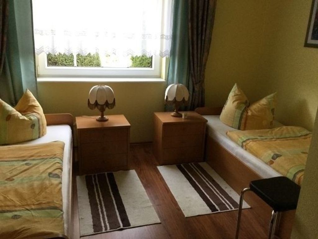 Schlafzimmer mit getrennten Betten