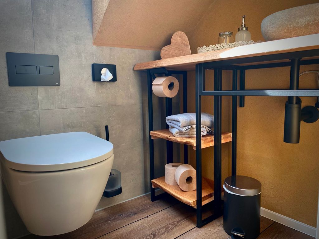 Separates Mini-WC unter tiefer Dachschräge