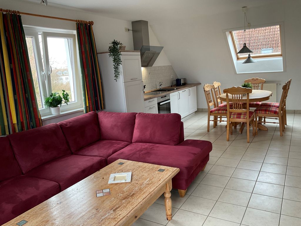 Sofa und Essbereich