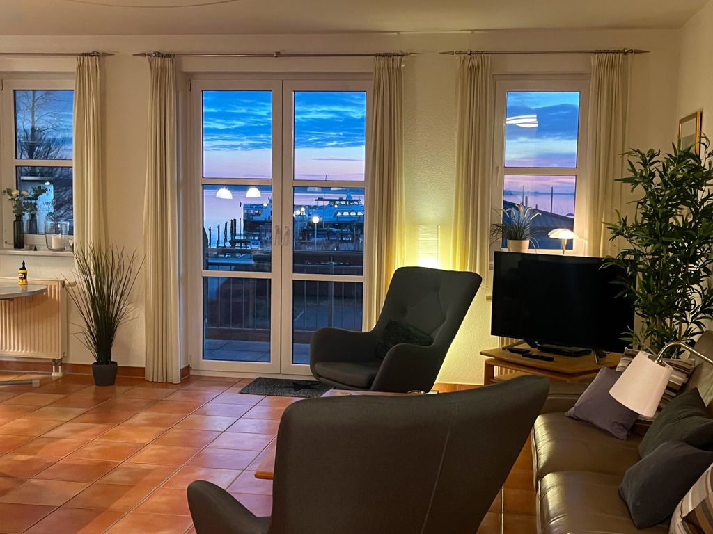 Wohnbereich mit Balkon Salzhaffblick/Hafen