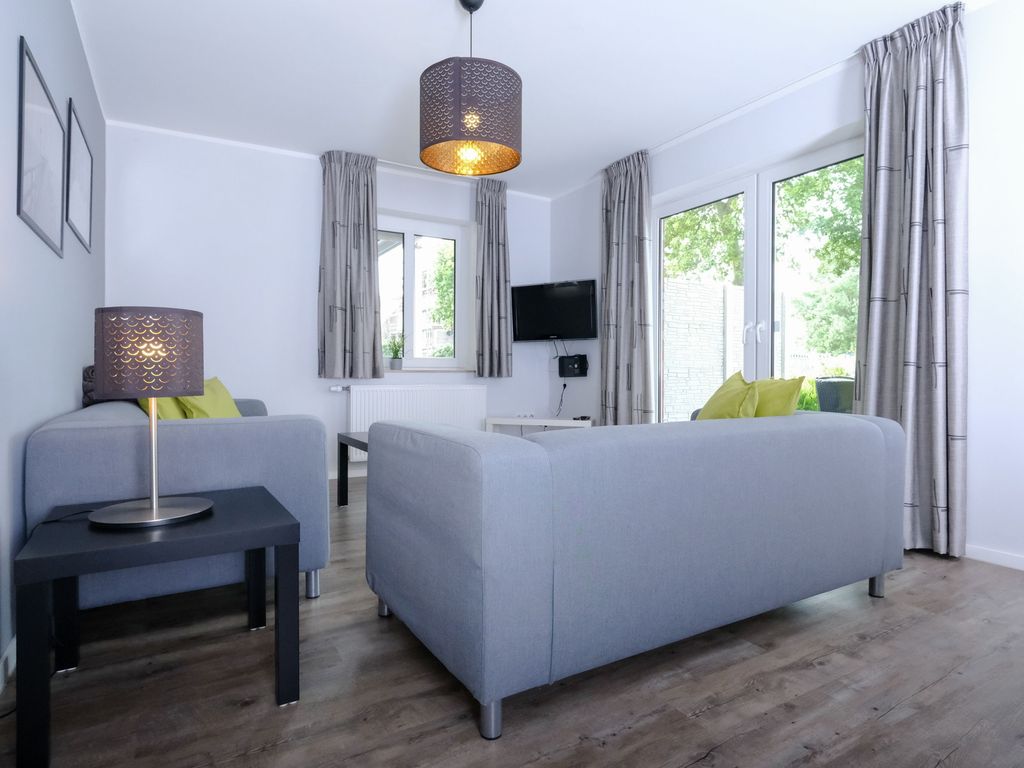 Das helle Wohnzimmer mit Terrassenzugang