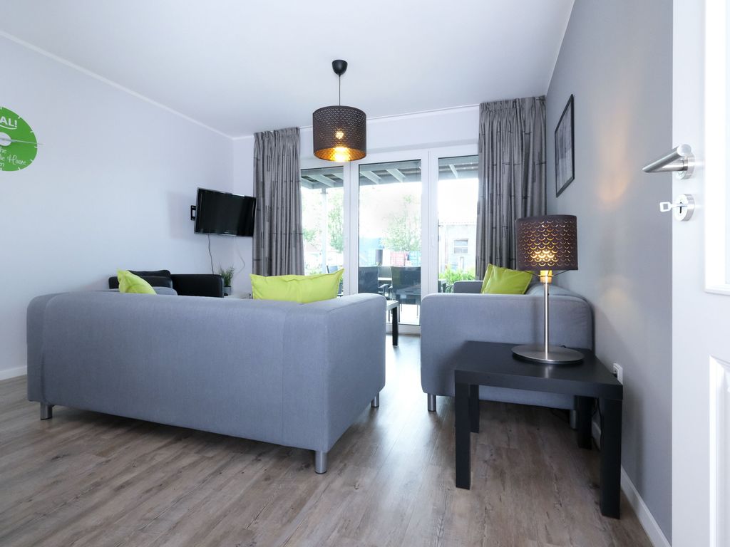 Das helle Wohnzimmer mit Terrassenzugang