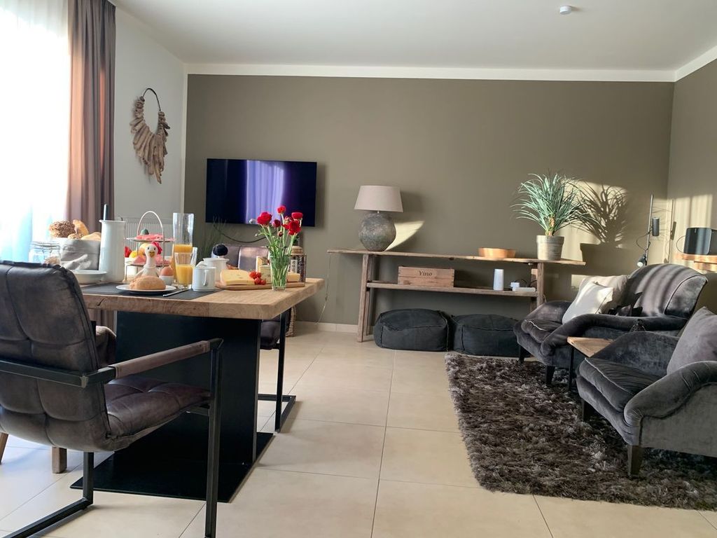 Wohnzimmer mit Esstisch