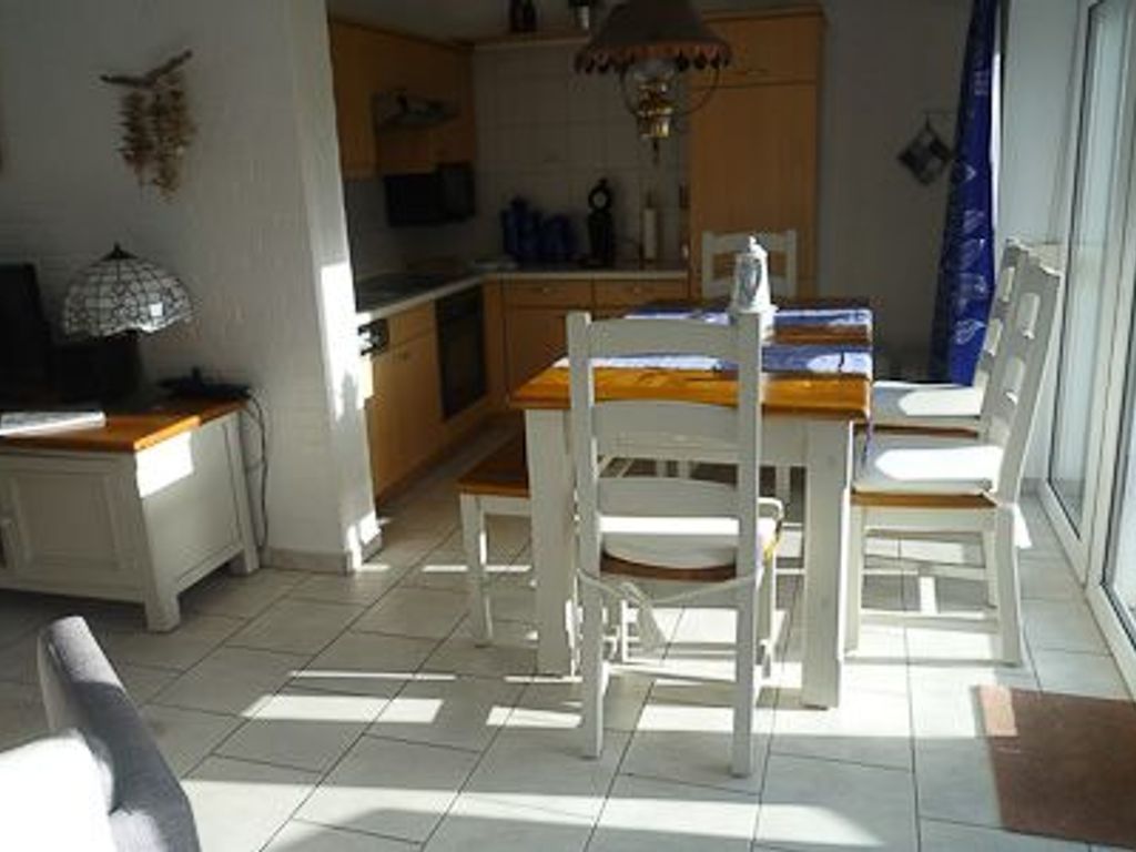 Wohnzimmer mit integriertem Küchenbereich