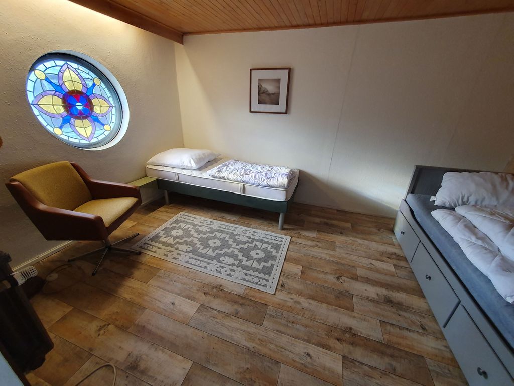 Ferienwohnung Harzliebe: Schlafzimmer 1 mit Einzelbett ausziehbar zum Doppelbett und einem weiteren Einzelbett