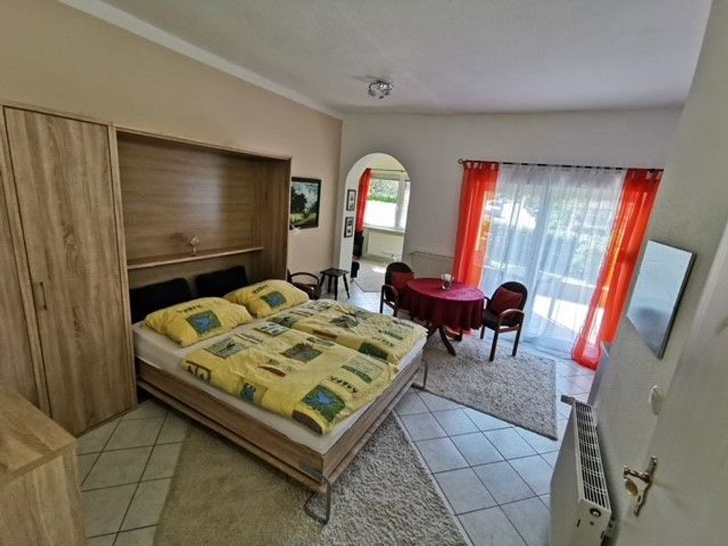 Wohnzimmer mit Doppelbett
