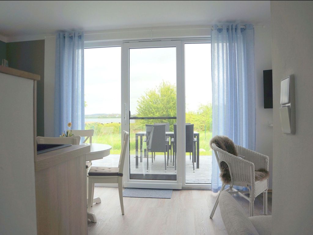 Wohnbereich mit Blick auf die Terrasse
