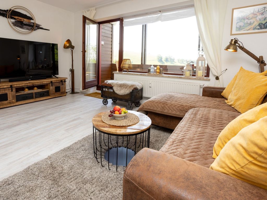 Helles, großes Wohnzimmer mit herrlichem Ausblick
