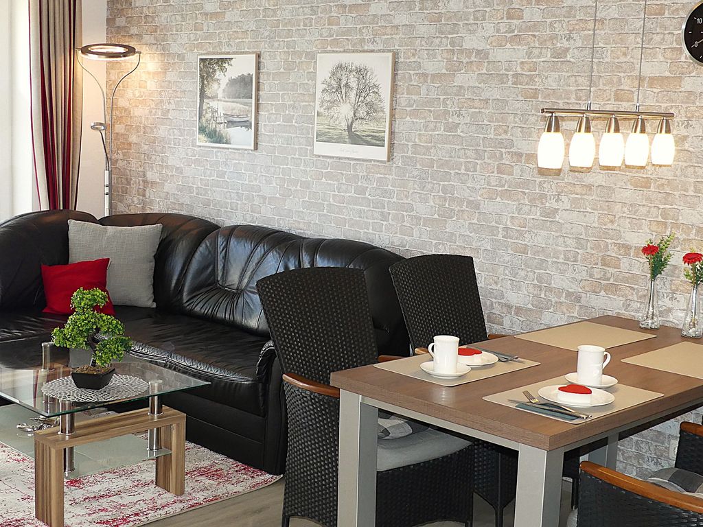 Wohn-/Essbereich mit Ledersofa und Couchtisch