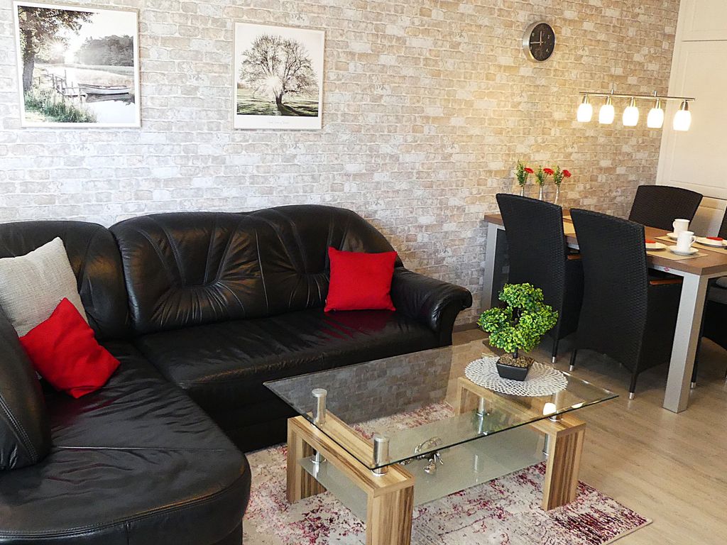 Wohn-/Essbereich mit Ledersofa und Couchtisch
