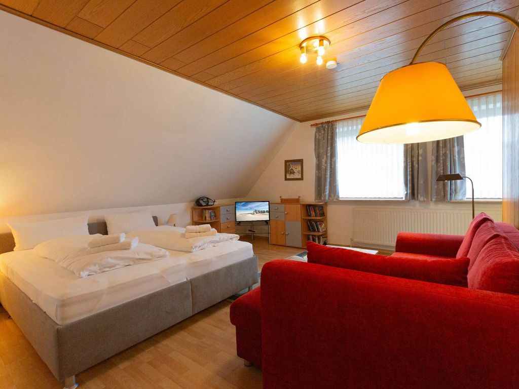 Wohnzimmer mit Doppelbett