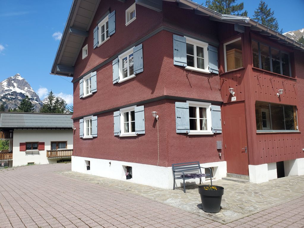 Vor dem Haus