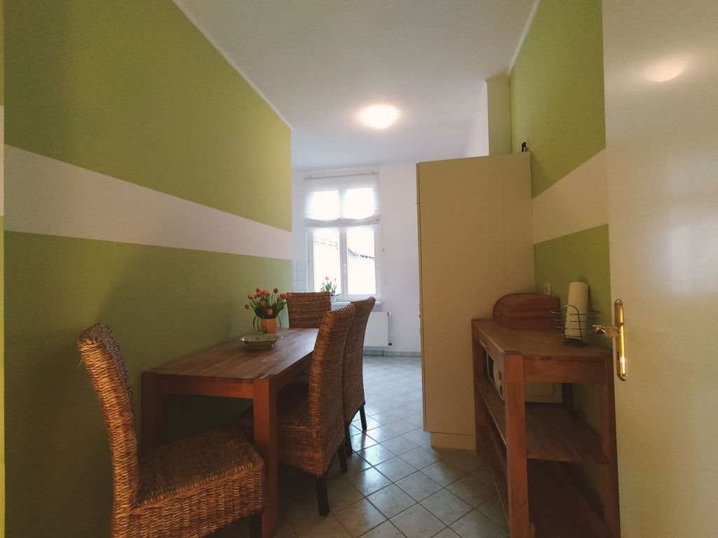 Küche mit Esstisch und 4 Stühlen