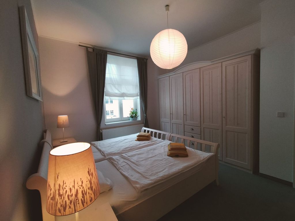 Schlafzimmer mit Doppelbett und Kleiderschrank, Aussicht zum Innenhof