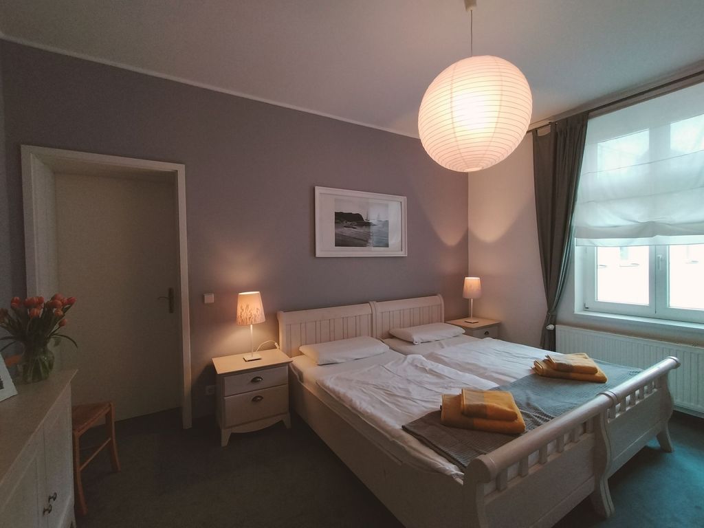 Schlafzimmer mit Doppelbett (andere Perspektive)