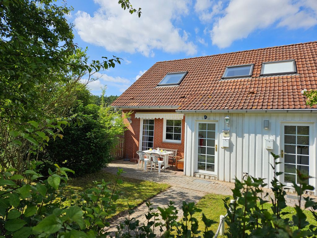 Haus Biberburg mit Eingangsbereich und Terrasse (jetzt mit Einzäunung)