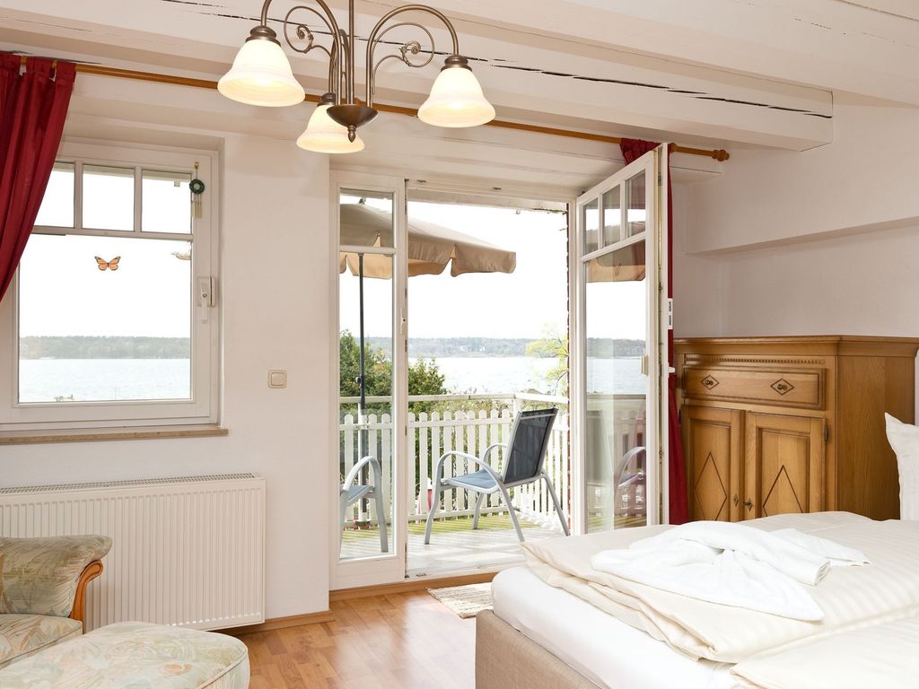 erstes Schlafzimmer mit Doppelbett, Zugang zum Balkon