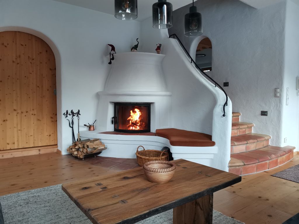 Gemütlichkeit am Kamin im Wohnzimmer
