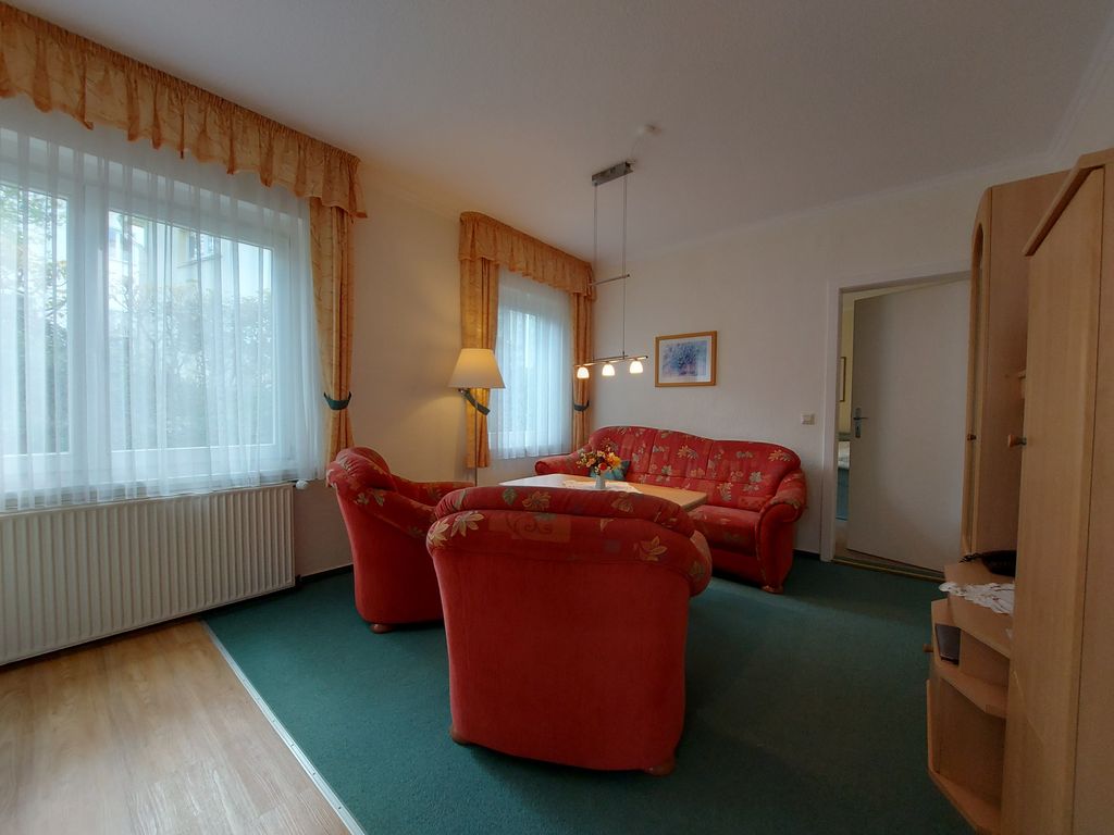 Wohnzimmer mit offener Küche