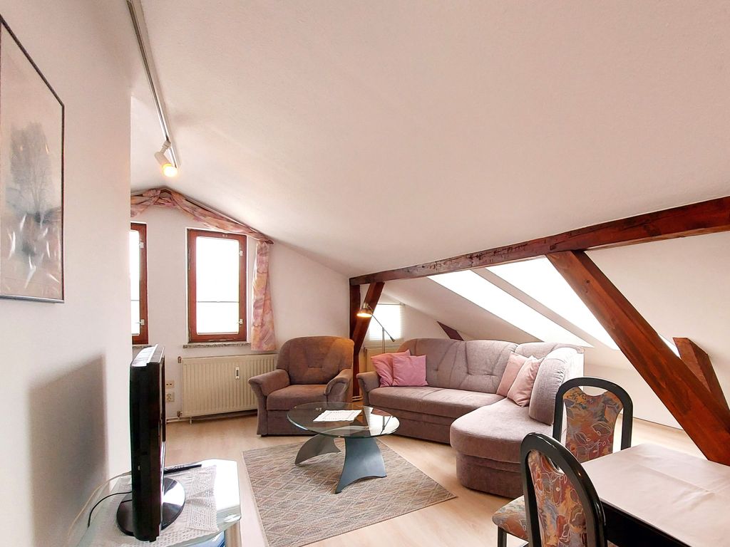 Wohnzimmer mit offener Küche