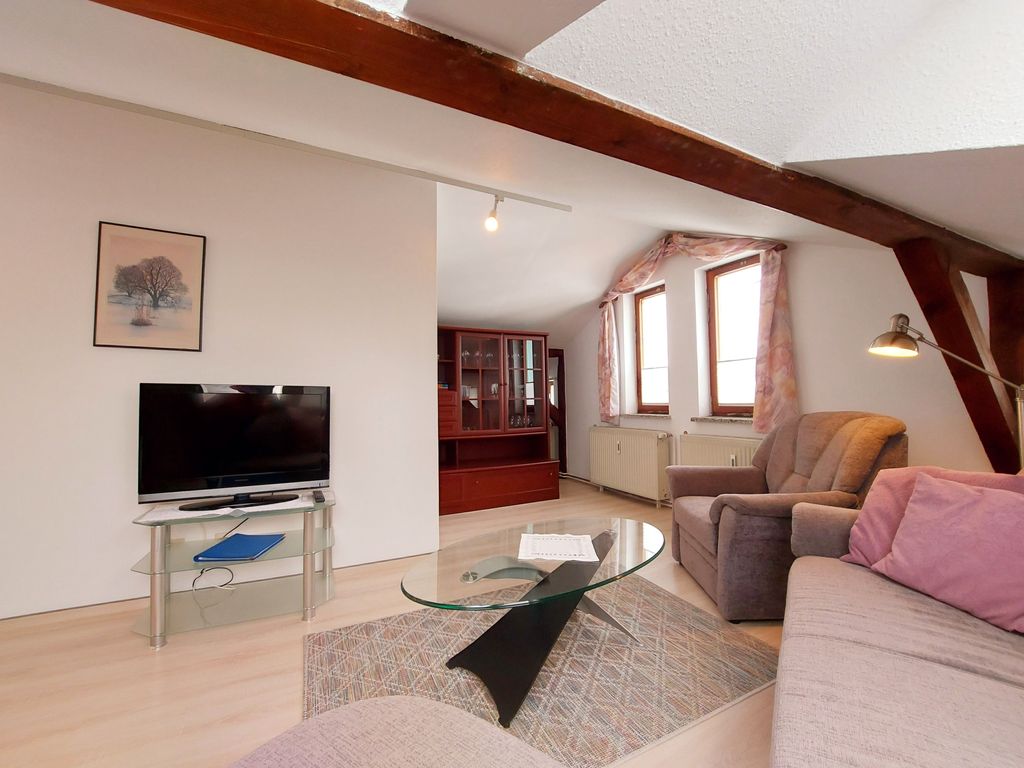 Wohnzimmer mit offener Küche